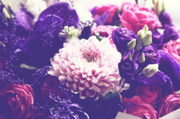 Beau bouquet design violet et rose fond flou
. - Photo, image
