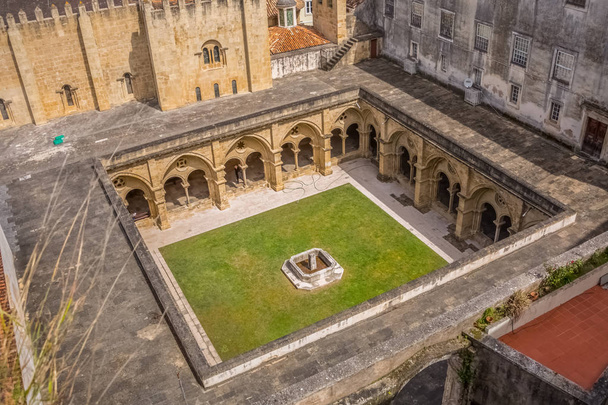 Luftaufnahme eines Kreuzganges auf der klassischen Baukathedrale des "se velha" in Coimbra, Portugal - Foto, Bild