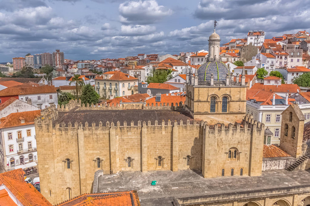 Letecký pohled na středověkou budovu katedrály Coimbra, města Coimbra a nebe jako pozadí, Portugalsko - Fotografie, Obrázek