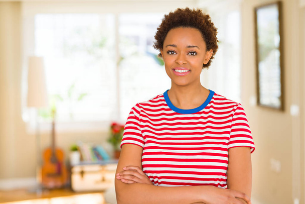Bela jovem afro-americana sorrindo confiante para o
  - Foto, Imagem