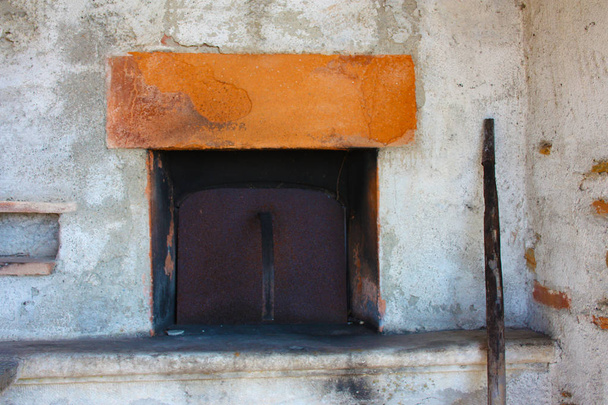 кустарная печь для домашнего гриля и приготовления пиццы
 - Фото, изображение