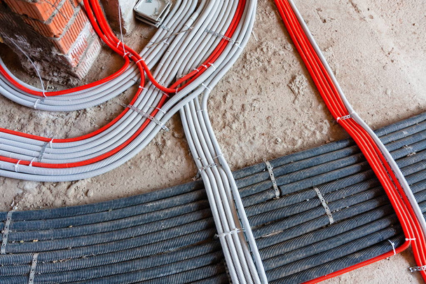 Прокладка электрических кабелей, сетей, отопление. Гофрированные линии на бетоне
 - Фото, изображение