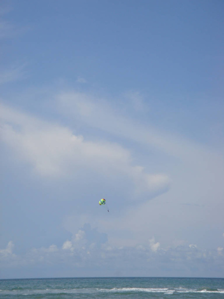 parasailing nad morzem. - Zdjęcie, obraz