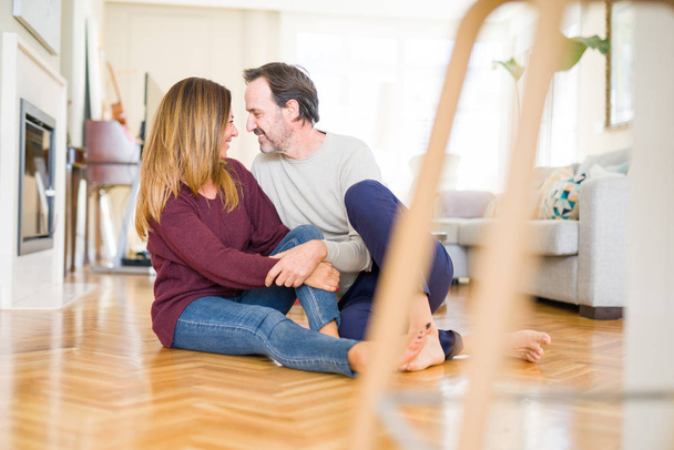 Krásný romantický pár spolu sedí na podlaze doma - Fotografie, Obrázek