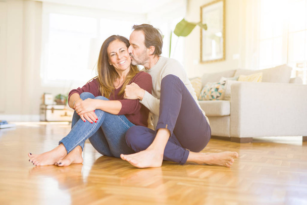 Hermosa pareja romántica sentados juntos en el suelo en casa
 - Foto, imagen