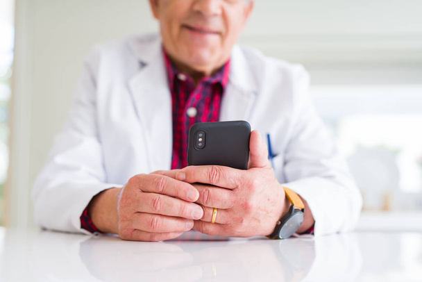 Gros plan des mains du médecin à l'aide d'un smartphone à la clinique et smil
 - Photo, image