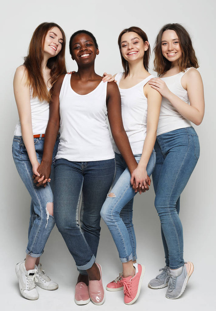 csoport négy lány barátok különböző nemzetiségű - Fotó, kép