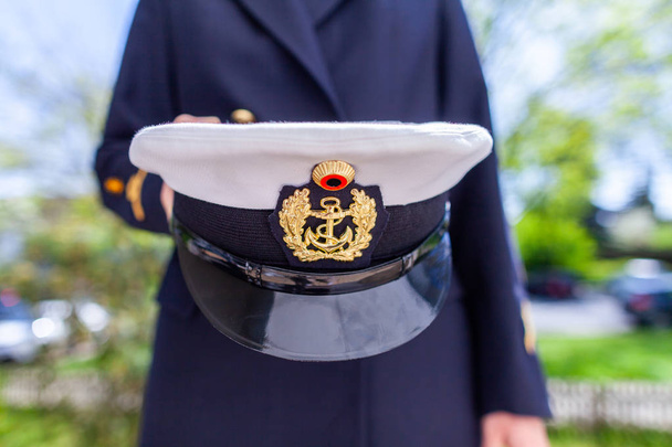 Saksalaisella sotilaspukuisella naisella on merivoimien hattu.
 - Valokuva, kuva