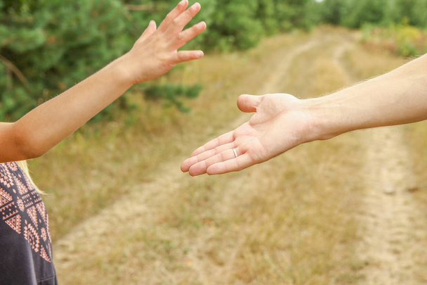 Les mains élégantes d'un parent et d'un enfant dans la nature dans un parc retour
 - Photo, image