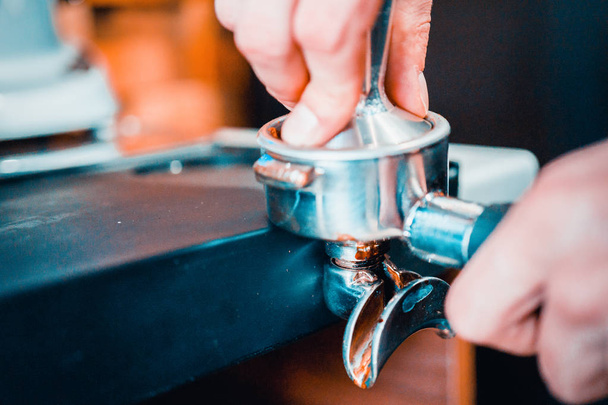 barman prepares coffee in a coffee machine - Zdjęcie, obraz