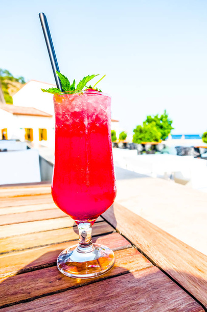 Красивий червоний коктейль в кафе на курорті
 - Фото, зображення