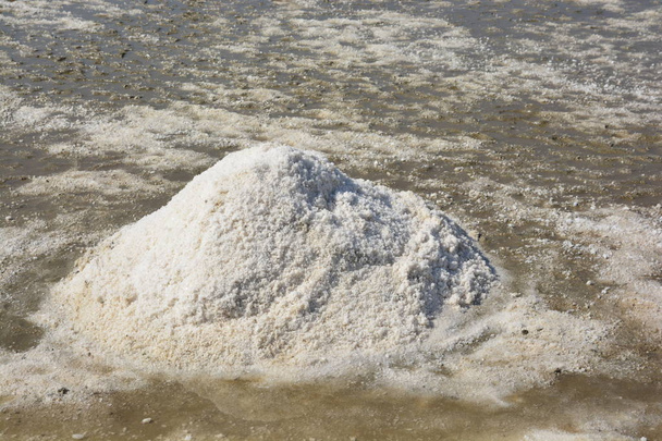 Montón de sal en la granja de sal
  - Foto, imagen