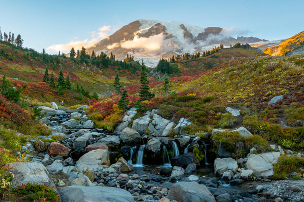 Edith Creek com Mt. Rainier em Outono
 - Foto, Imagem