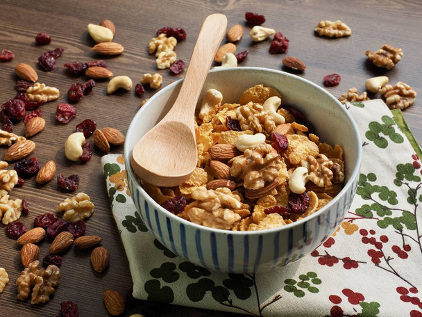 Cucchiaio con mix di cereali e noci
 - Foto, immagini