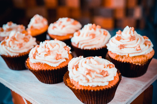 small cupcakes with cream - Foto, imagen