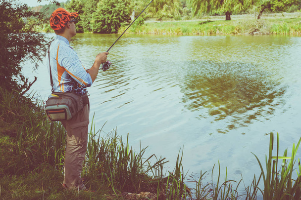 el pescador está pescando en el lago
 - Foto, imagen