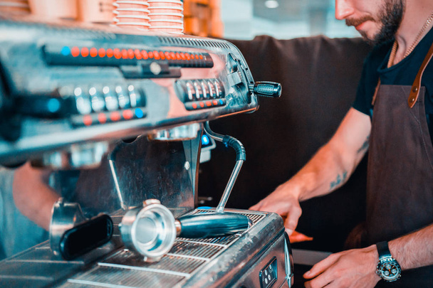 コーヒーはコーヒーマシンで調製される - 写真・画像
