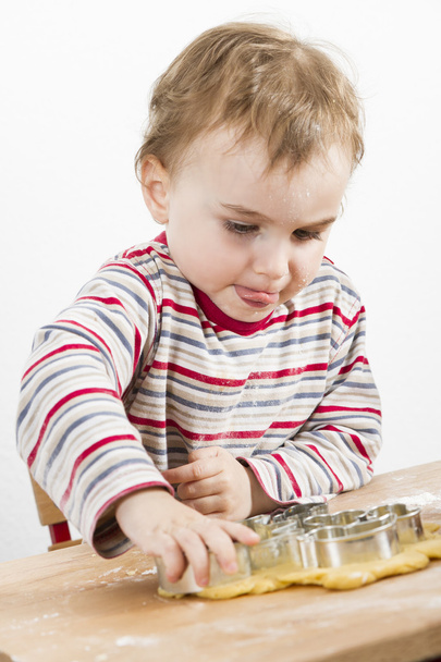 dziecko przy biurku Dokonywanie ciasteczka - Zdjęcie, obraz