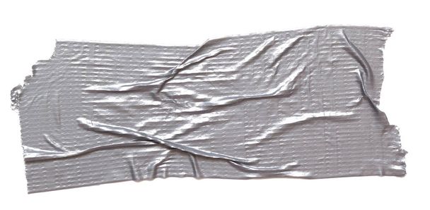 Zilveren zelfklevende duct tape stuk gescheurd, geïsoleerd op witte achtergrond, close-up - Foto, afbeelding