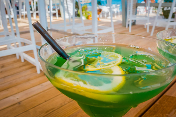 Kaunis vihreä cocktail kesäkahvilassa
 - Valokuva, kuva