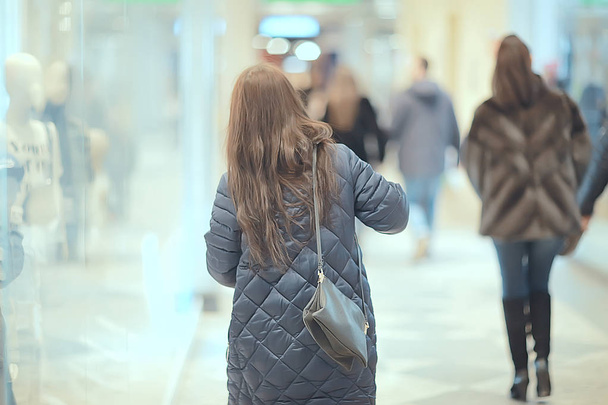 Dziewczyna zima rabaty zakupy/młody dorosły piękny model w zimowe ubrania w miejskim otoczeniu - Zdjęcie, obraz