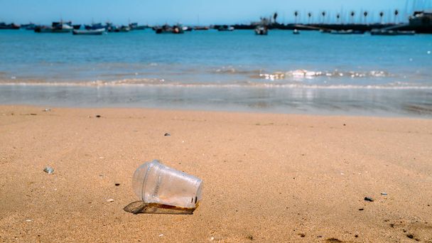 Spazzatura Coppa di plastica lasciato sulla spiaggia fanno inquinamento
 - Foto, immagini