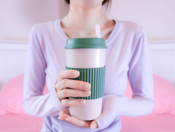 Manos de mujer sosteniendo taza de café. Chica en jersey sosteniendo taza. Mañana bebida estilo de vida
. - Foto, Imagen