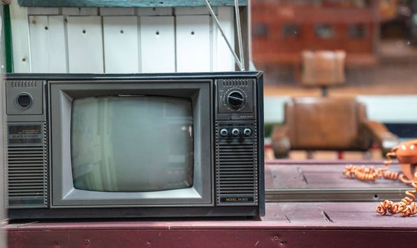 vintage retro tv en color blanco y negro sobre mesa de madera con copia
 - Foto, Imagen