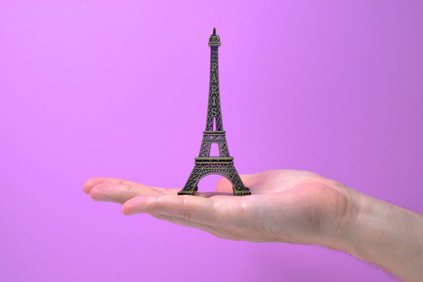 Eiffel tower handed by hand close up - Foto, imagen