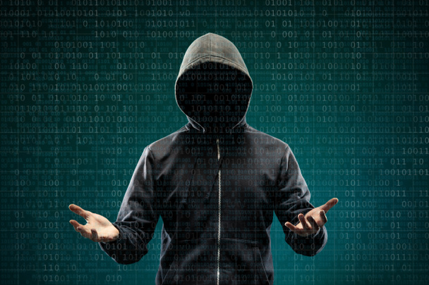 デジタルの抽象的な背景上の匿名のコンピューター ハッカー。マスクとフードに隠された暗い顔。データの泥棒、インターネット攻撃、ダークネット詐欺、危険なウイルス、サイバー セキュリティの概念. - 写真・画像