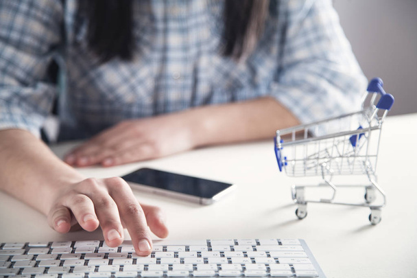 Ręka dziewczyna za pomocą klawiatury komputerowej. Koncepcja zakupów online  - Zdjęcie, obraz
