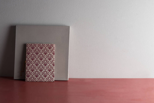 Ескріторіо en color coral con la C cuaderno y blanco en la pared Дереча y blanca
 - Фото, зображення