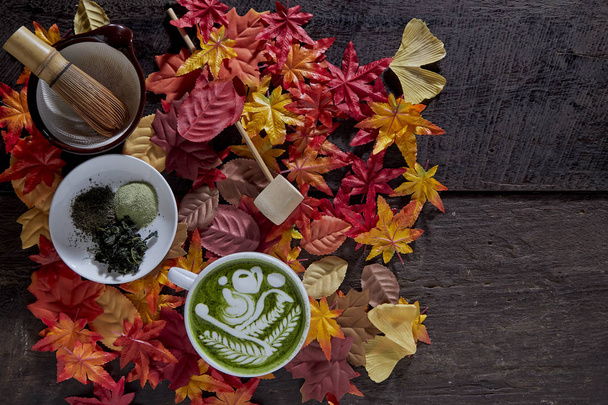 Outono, Matcha copo de chá verde de madeira
 - Foto, Imagem