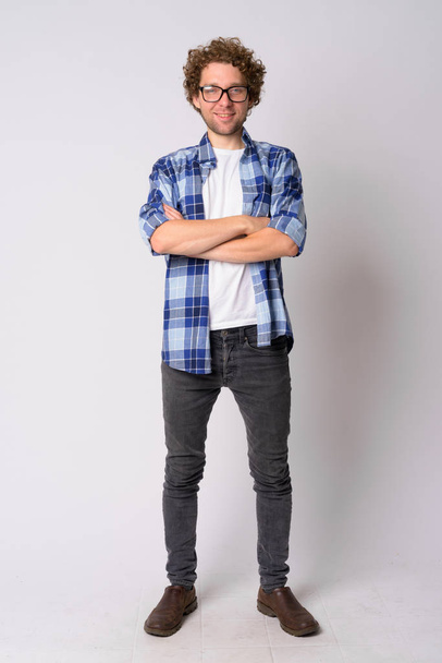 Full body shot of happy hipster man with eyeglasses smiling and crossing arms - Foto, Imagem
