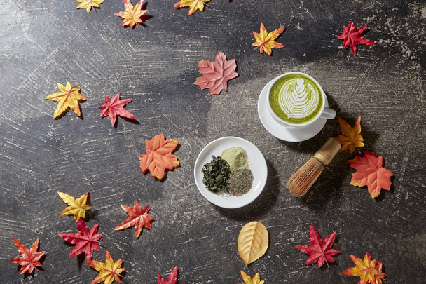 Jesień, Matcha zielona herbata filiżanka drewniana - Zdjęcie, obraz