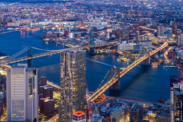 Вид с воздуха на Бруклинский мост и Манхэттенский мост с небоскребами из Нижнего Манхэттена в Нью-Йорке, штат Нью-Йорк, США
 - Фото, изображение