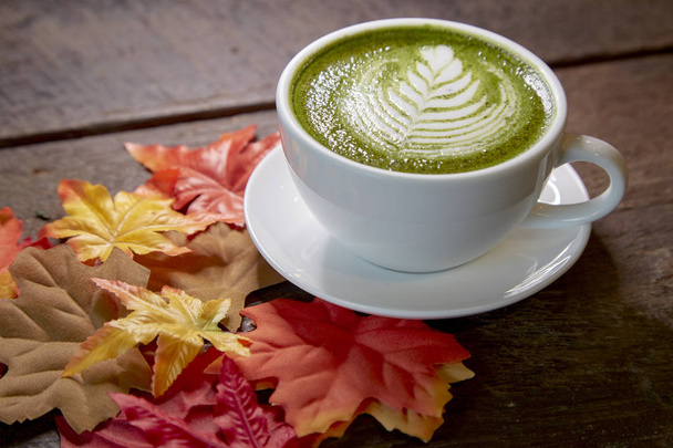 Sonbahar, Matcha yeşil çay bardağı ahşap - Fotoğraf, Görsel