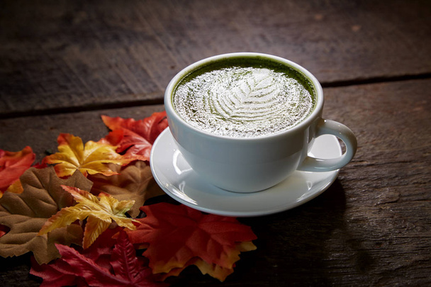 Outono, Matcha copo de chá verde de madeira
 - Foto, Imagem