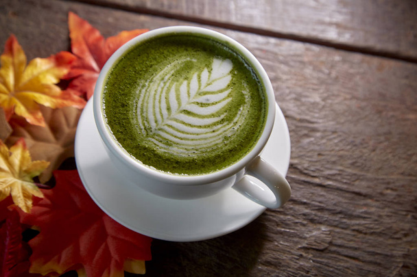 Jesień, Matcha zielona herbata filiżanka drewniana - Zdjęcie, obraz