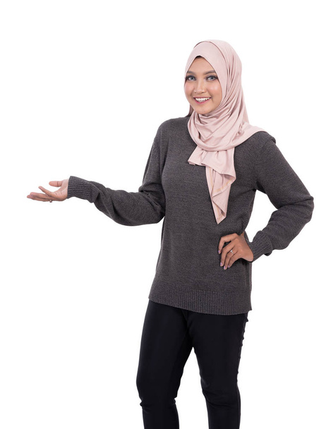 happy smiling muslim woman presenting - Foto, Imagem