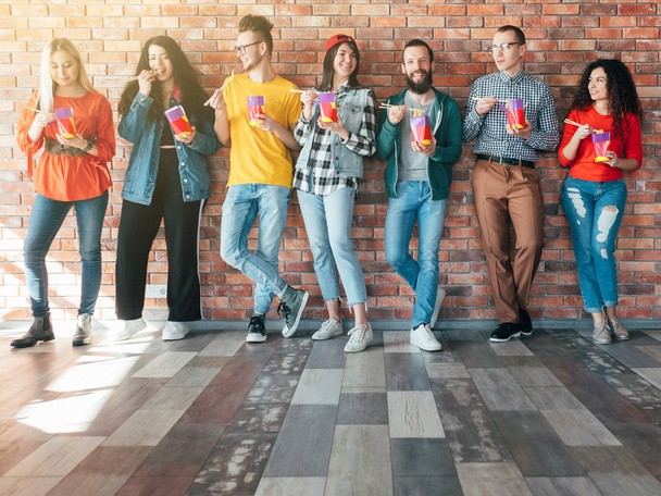 équipe d'affaires coworking déjeuner millennials à emporter
 - Photo, image