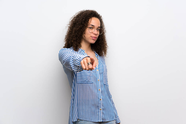 Dominikanerin mit gestreiftem Hemd zeigt mit selbstbewusstem Gesichtsausdruck mit dem Finger auf dich - Foto, Bild