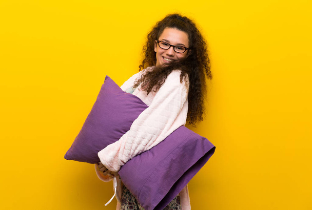 Menina adolescente em pijama com óculos e feliz
 - Foto, Imagem