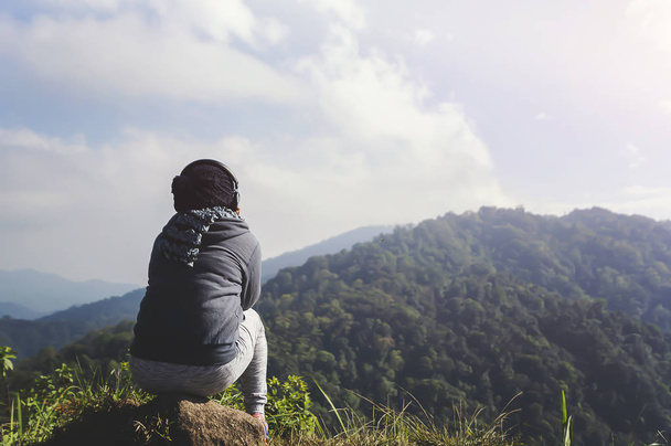 Fiatal nő pihen a természeti parkban a hegyre. - Fotó, kép