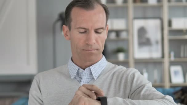 Μέσης ηλικίας άνθρωπο χρησιμοποιώντας Smartwatch - Πλάνα, βίντεο