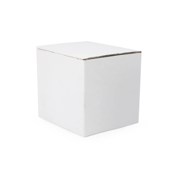 Белая картонная коробка на изолированном фоне с вырезанным путем. Пустой картонный пакет для Вашего дизайна
. - Фото, изображение