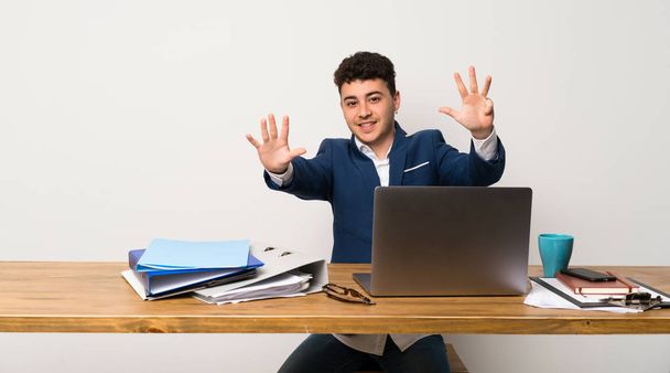 Business man in a office counting nine with fingers - Foto, Imagem