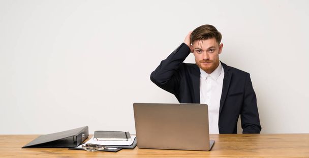 Homme d'affaires dans un bureau avec une expression de frustration et de ne pas comprendre
 - Photo, image