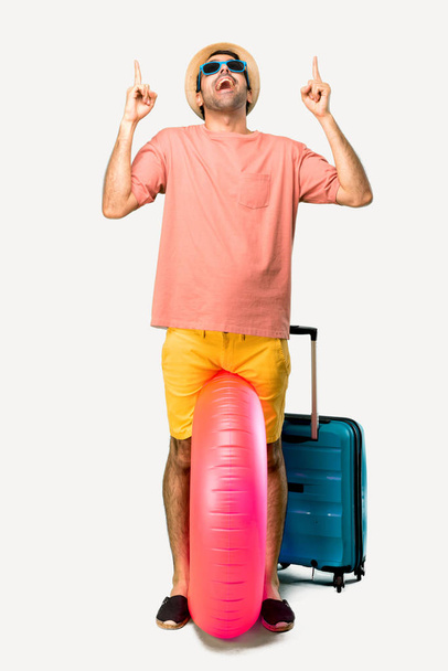 Corpo completo di Uomo con cappello e occhiali da sole durante le sue vacanze estive
  - Foto, immagini