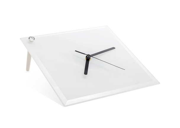 Reloj moderno aislado sobre fondo blanco. Espejo marco en plantilla de reloj. (Recortar caminos
 ) - Foto, Imagen